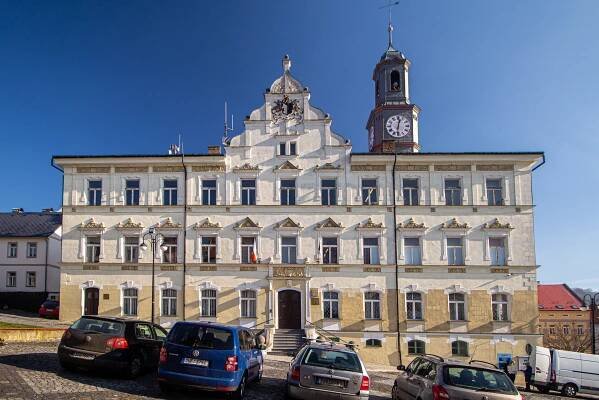 Soubor:Benešov nad Ploučnicí radnice 5.jpg – Wikipedie