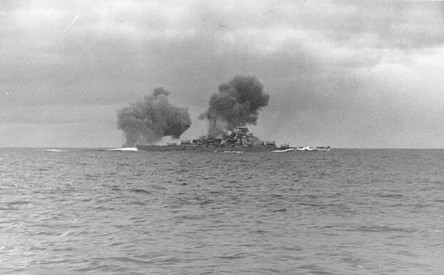 Soubor:Bundesarchiv Bild 146-1984-055-13, Schlachtschiff Bismarck, Seegefecht.jpg – Wikipedie