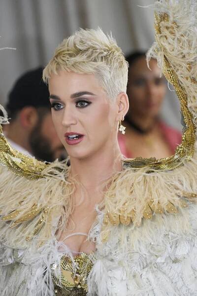 Met Gala 2018: Katy Perry shocks with move on red carpet dressed in Versace | Short hair cuts, Short pixie haircuts, Super short hair