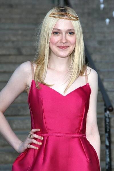 Lolita Dakota Fanning jako anděl: Herečka zazářila na večírku