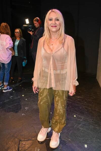 Manželka Daniela Landy, Mirjam, má svůj osobitý módní styl. Vynesla průhledný tylový top a brčálově zelené kalhoty.