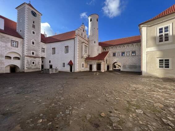 Obr. 08 Pohled na vnitřní fasády areálu zámku Červená Řečice