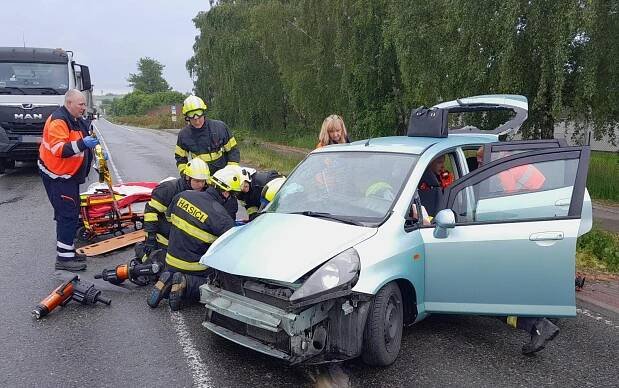 Nedání přednosti a tři zranění, včetně dvou dětí. Dodávka skončila v příkopu