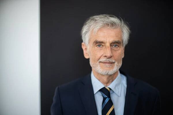 Fico dělá strašně nebezpečnou politiku. Aby si udržel popularitu, musí stále přidávat pod kotel, říká Weiss