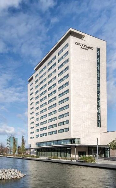 View of the Courtyard by Marriott hotel building with the lake in front