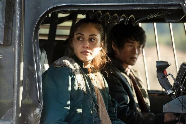 Prvních 100 - Demons - Z filmu - Lindsey Morgan, Christopher Larkin