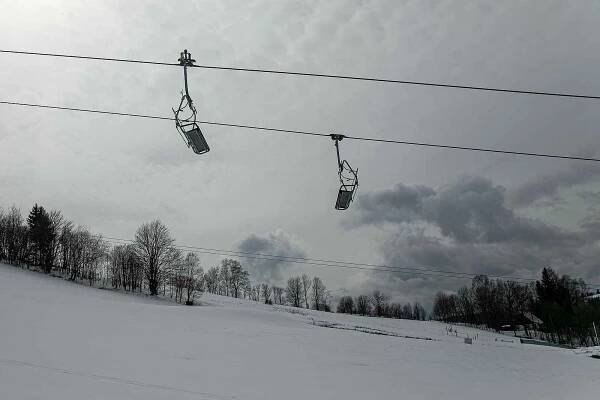 Letošní jaro je nezvykle bohaté na sníh. V Deštném v Orlických horách se ještě dnes prohánějí na svazích skialpinisté.