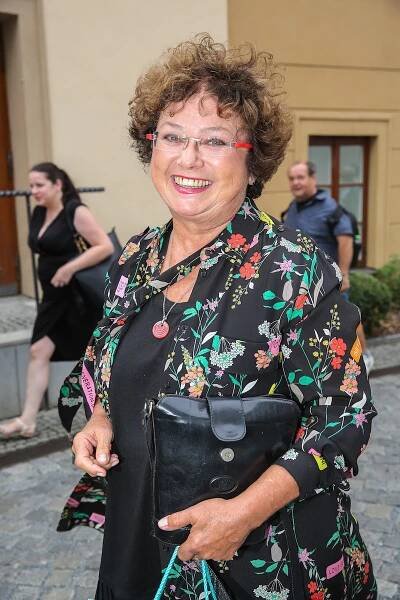 O tom, že Jana Boušková s manželem Václavem Vydrou mají blízko k přírodě, není pochyb. Na zahradě mají ovoce, bylinky i květiny a Jana je náležitě pyšná na to, jak všechno krásně roste, kvete a plodí. Ani herečka se nezalekne žádné práce, a když na ni přijde únava, lehne si jen tak na zem, sleduje modré nebe a vnímá, co všechno je kolem ní, což ji prý nabíjí energií.