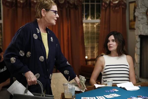 Rodinka na kousky - Treasure Ride Poker Hearing - Z filmu - Dianne Wiest, Betsy Brandt