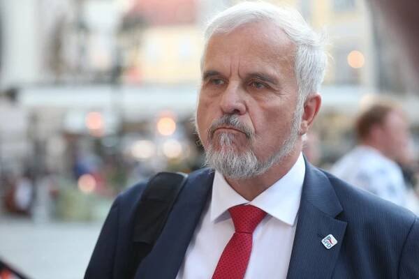 EU vládnou korporace. Chtějí zlikvidovat naše potraviny, tvrdí europoslanec David