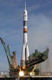 Astronauti přežili selhání rakety Sojuz, Rusko pozastavuje další starty