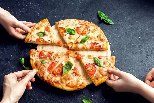 Domácí pizza může chutnat stejně jako z italské restaurace. Stačí na těsto použít správnou mouku