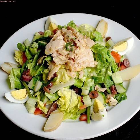Recept online: Pestrý salát s tuňákem: Sytý salát s rajčaty, okurkou, vařenými vejci, fazolkami, olivami , tuňákem a chutnou
