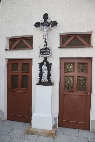 Soubor:Overview of wayside cross near chapel of Heart of Saint Mary in Smrk, Třebíč District.jpg – Wikipedie