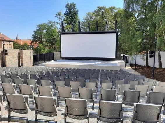 Prachatice mají nové letní kino za 50 milionů. Opozice ho kritizuje