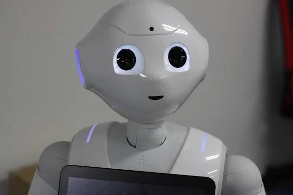Otec mu odešel do nebe, tak si z něj udělal robota. Dnes s ním komunikuje za pomocí chatu, lidé ho ale odsuzují. Co si o tom lidé myslí?
