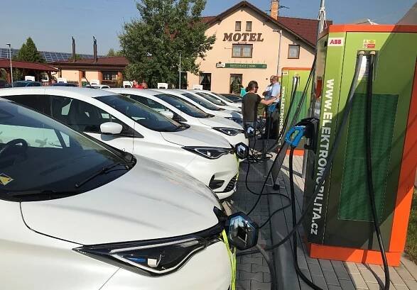 Nabíjení elektromobilů při výpadku sítě - záloha fotovoltaikou s baterií