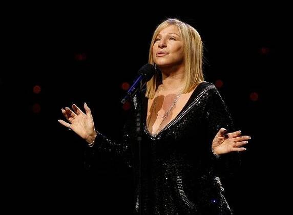 Zářivý duet se Stingem, stařecký s McCartneym. Barbra Streisandová vydala nové album