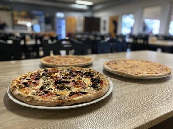 2,3 či rovnou 4 pizzy dle výběru v Pardubicích: šunka, slanina, jalapeños i tvarůžky či BBQ