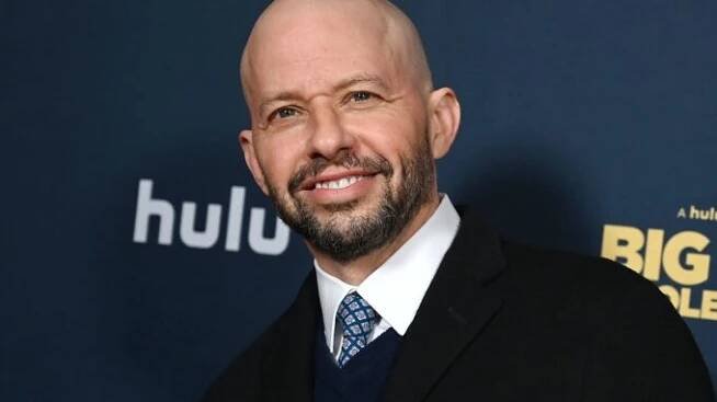 Alan ze sitcomu Dva a půl chlapa: Herec Jon Cryer šel dohola, nechal narůst vousy a v 55 letech má styl | Život v Česku