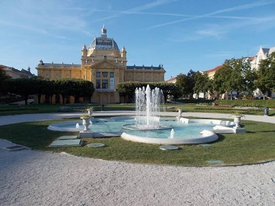Soubor:Pavilon umění s fontánou.jpg – Wikipedie