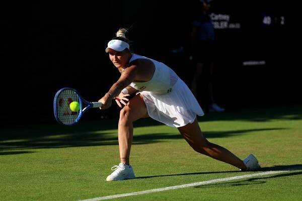 Nosková, Vondroušová i Bouzková slaví postup. Fruhvirtová nestačila na favoritku, zápas Siniakové přesunut na úterý