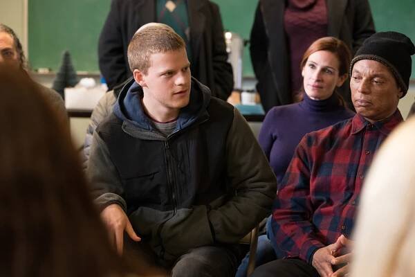 BEN IS BACK, FROM LEFT: LUCAS HEDGES, JULIA ROBERTS (CENTER), 2018. PH: MARK SCHAFER/© ROADSIDE ATTRACTIONS