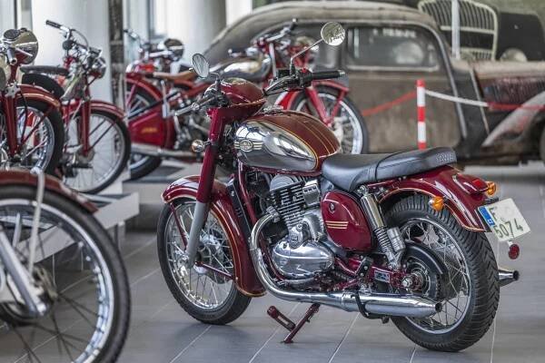 Test Jawa 300: Jak jezdí indická kývačka na české okresce?