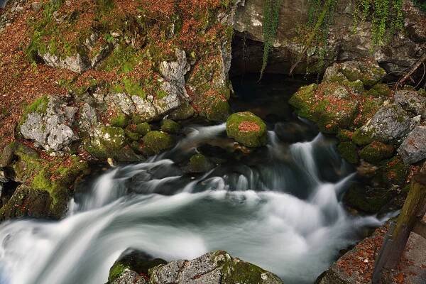 Wilde Bäche und wuchtige Wasserfälle