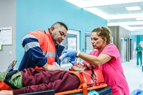 Szpital św. Anny - Episode 5 - Z filmu - Artur Orawczyk, Joanna Liszowska