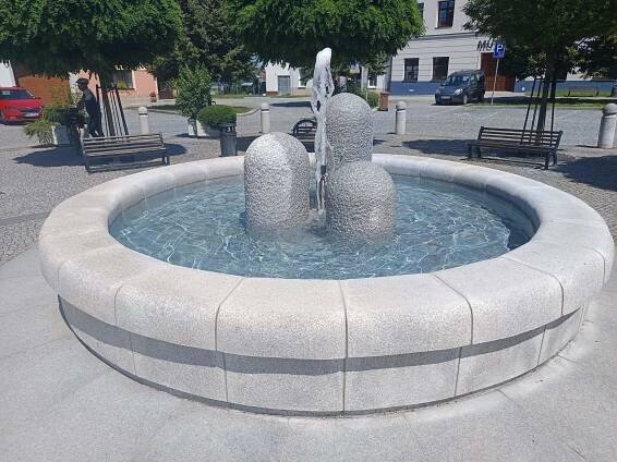 Soubor:Kašna, Veselí nad Moravou, okres Hodonín, Jihomoravský kraj.jpg