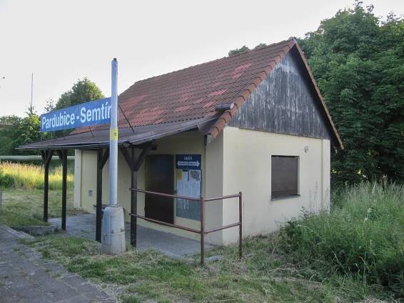 Soubor:Pardubice-Semtín, železniční zastávka.jpg – Wikipedie