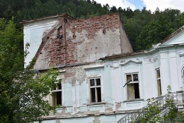 Vyhořelý zámek v Horním Maršově získala společnost Pec Resort Invest Tomáše Otruby.