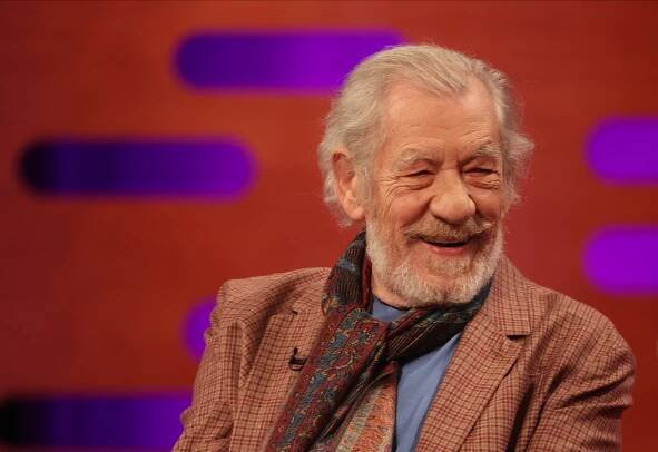 Představitel filmového Gandalfa Ian McKellen (85): Bolestivý pád z jeviště a převoz do nemocnice