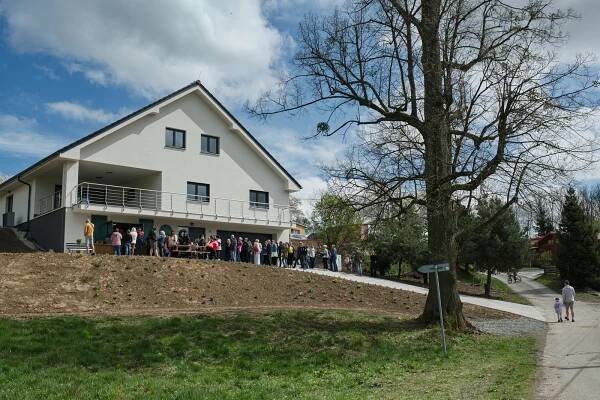 Maršálkova cukrárna v Kyžlířově otevřela. Lidé na ni stáli dlouhé fronty
