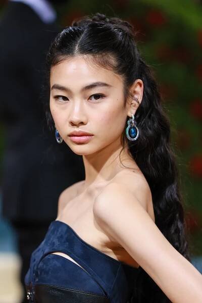 Image may contain Li Xiaoshuang Black Hair Hair Person Adult and Braid