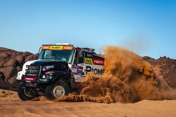Macík vyhrál 2. etapu Rallye Dakar a dostal se do čela kategorie kamionů