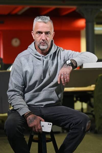 Herec Matouš Rajmont má na krku policii: Syn Ivy Hüttnerové demoloval kadeřnictví. Dostal jsem nerva, přiznal