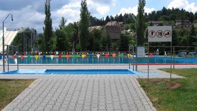Ve zkratce: Jiráskovo koupaliště se letos otevírá o měsíc dříve