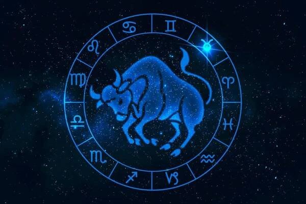 Tauruss horoskop znamení ve dvanácti zvěrokruh s galaxií hvězdy pozadí, grafika polygonu člověka myšlení — Stock obrázek