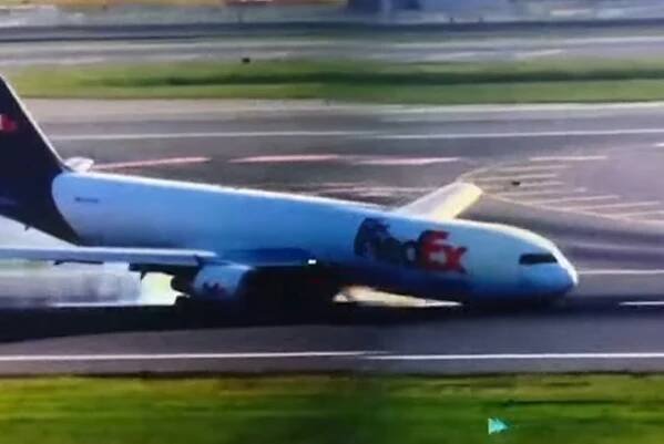 Video: Drama v Istanbulu. Nákladní Boeing 767 přistál bez vysunutého příďového podvozku - Zdopravy.cz
