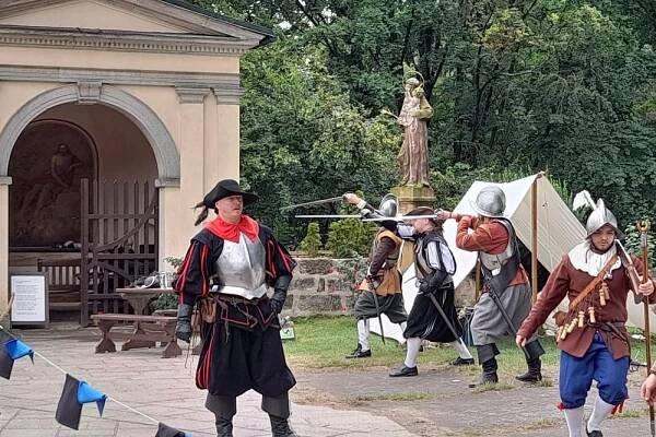 Středověký víkend na Valdštejně navštívilo přes tisíc lidí