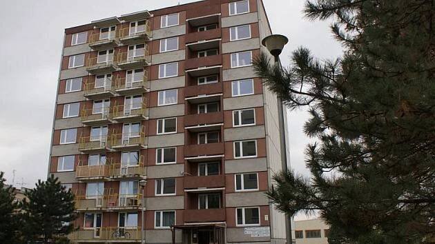 Odmítla městský byt v domě hrůzy, přišla o tisícovku i šanci na bydlení