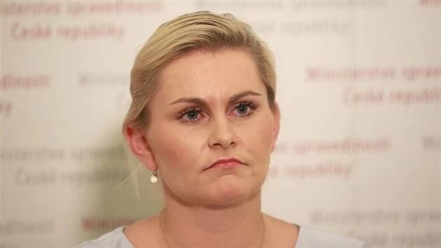 Ministryně spravedlnosti Taťána Malá na mimořádné tiskové konferenci ke svým diplomovým pracím. (9. července 2018)