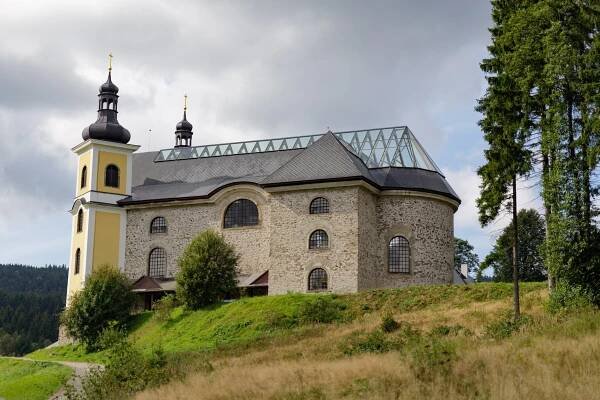 Sad smíření v Neratově je nadějí pro zachování vzácných druhů ovocných stromů pro další generace, nachází se před unikátním kostelem se skleněnou střechou