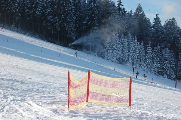 VIDEO: Podmínky na horách se rychle lepší, skicentrum naplno zasněžuje