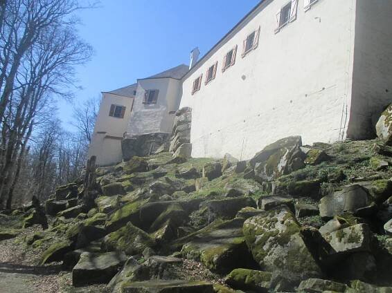 Hrad Roštejn je zavřený, za zábavou musí návštěvníci do podhradí