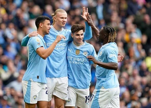 Deň, ktorý zrejme veľa napovedal. Arsenal i Liverpool zakopli, Manchester City môže obhájiť treble