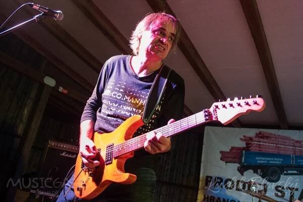Rockový večírek na Novém rybníce byl tentokrát v režii plzeňské kapely Turbo revival na MUSICGATE.cz (projděte bránou do