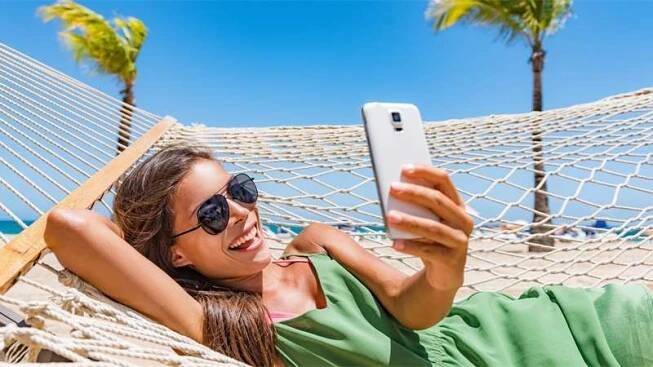 Jak připravit mobil na dovolenou. Pozor na roaming, zákazy v letadlech a odlišné zásuvky